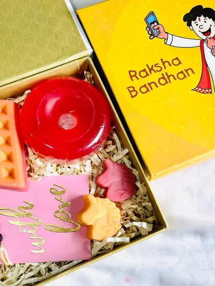A cute Raksha Bandhan hamper for both little brothers and sisters. This set includes a mango waffle soap, strawberry donut soap, mini unicorn soaps, and a beautiful amethyst rakhi.