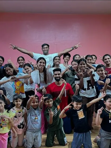 All smiles and victory signs from the entire group at our dance workshop.