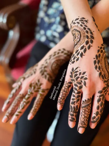 My artistry also includes modern and minimalist styles. This design features a delicate, flowing leafy vine pattern, perfect for clients who prefer a contemporary and elegant look.