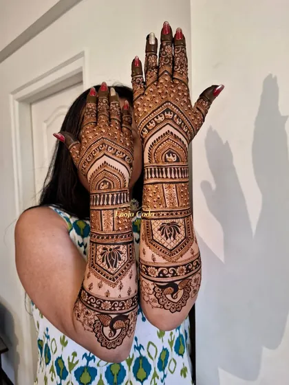 A classic bridal back-hand design featuring traditional motifs like elephants and lotuses, perfect for completing the bridal look.