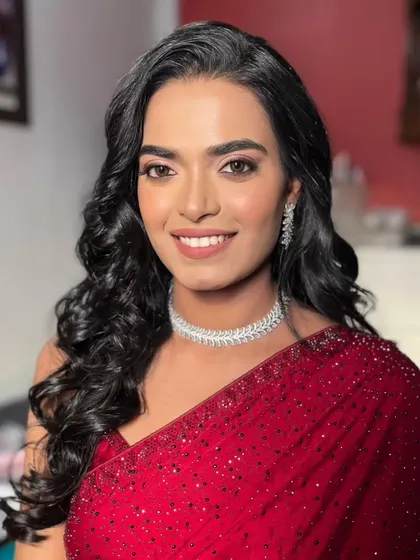 Her joyful smile is the best accessory. The makeup is designed to be light and comfortable, allowing her to feel like herself on her special day.