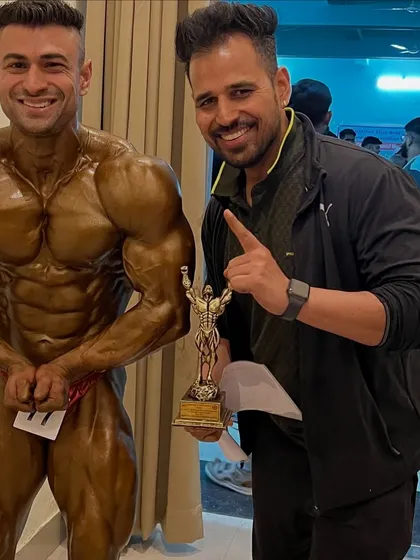 We always come with our best. Posing with my athlete and his trophy, showcasing the physique that earned the win.