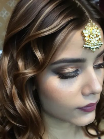A complete party look featuring soft waves with beautiful highlights, paired with smoky eye makeup and a maang tikka. This is how I create a cohesive look for your special events.