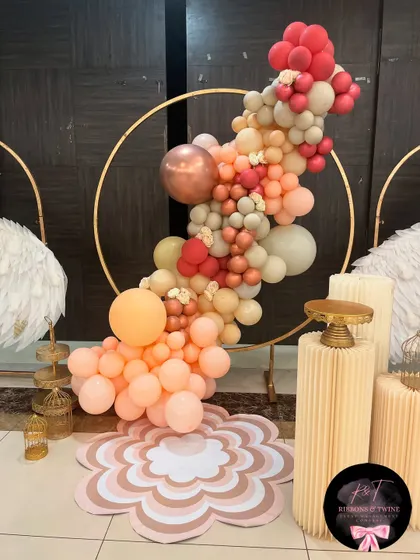 A clear shot of the central balloon arrangement on the gold ring, showing the color composition and floral accents.