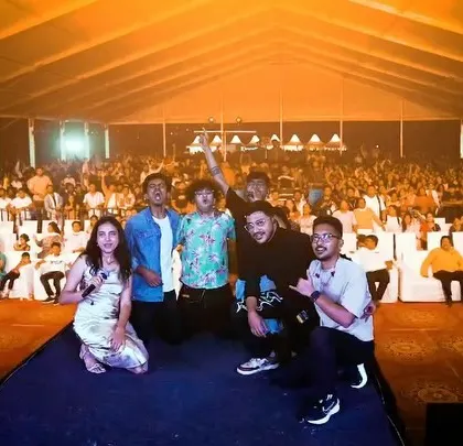 That's a wrap. A post-show picture with the band and the incredible audience at GAT college in the background. We had so much fun with you all.