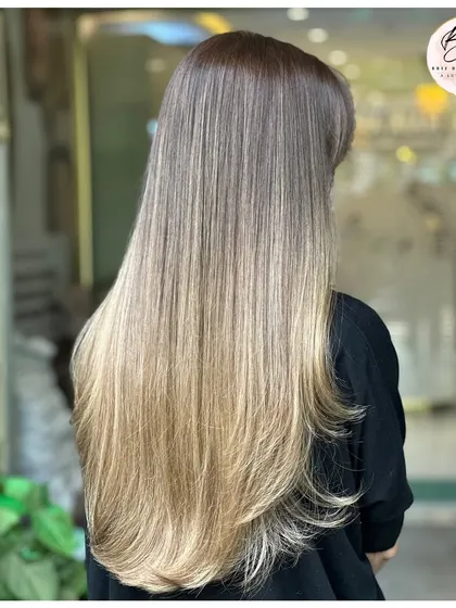 The way the light hits this balayage is just beautiful. The cool, light ends create a stunning contrast with the darker roots.