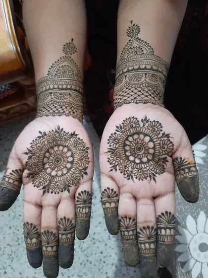 A simple and classic mandala design on the palms, perfect for any small occasion or festival.