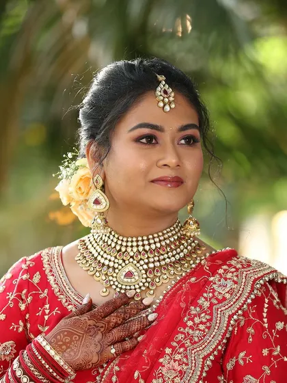 Akanksha looks stunning for her reception in this classic red lehenga. I created a soft glam makeup look with a defined eye and a neutral lip to balance the vibrant outfit and heavy jewellery.