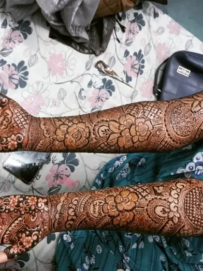 A full floral bridal design for bride Noor. The pattern is a beautiful cascade of flowers and leaves, creating a romantic and feminine look.