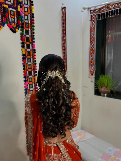 A full view of the back of her hair and outfit, showing how all the elements come together for a complete and polished look.