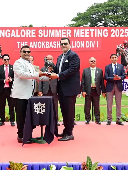 Mr. Ullas Ramakrishna of Amokbash presents the trophy for the Amokbash Million Div I to the owners of Akitania.