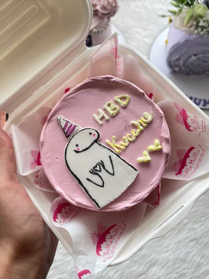 Another cute meme-themed bento cake in pink. These simple, hand-drawn designs are very popular for small celebrations.