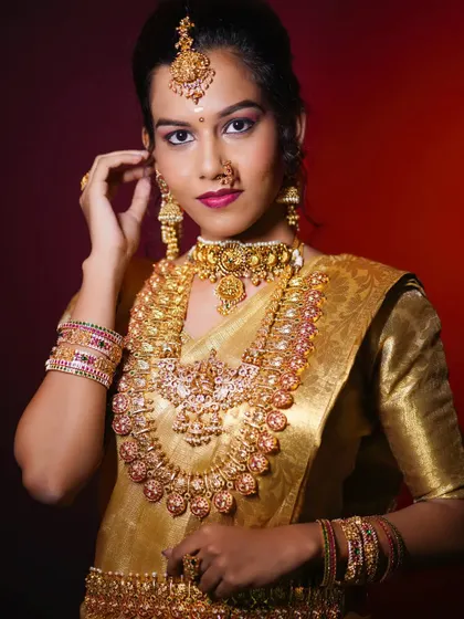 The golden jewellery shines in this portrait, showing a complete and royal look.