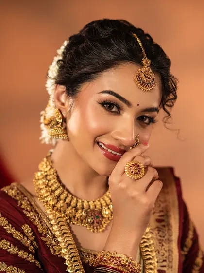 A joyful smile completes this stunning traditional look. The antique jewellery, with its timeless appeal, is the perfect choice for creating cherished memories.
