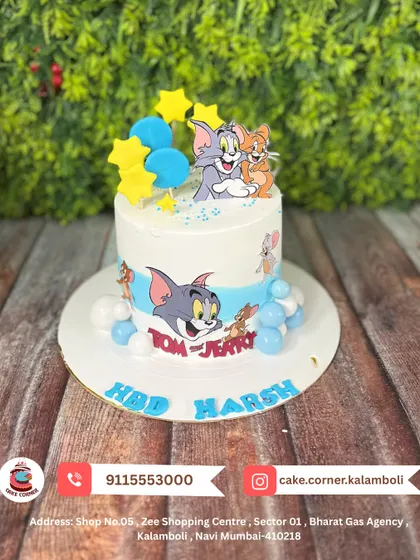 The classic chase is on with this Tom and Jerry cake. Featuring edible prints of the famous cat and mouse duo, it's a fun and nostalgic choice for a birthday.