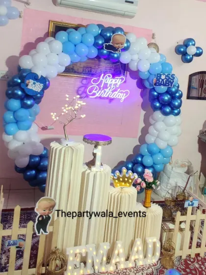 A Boss Baby ring decoration, perfect for a home party. The blue and white balloon ring with a "Happy Birthday" neon sign creates a great photo spot.