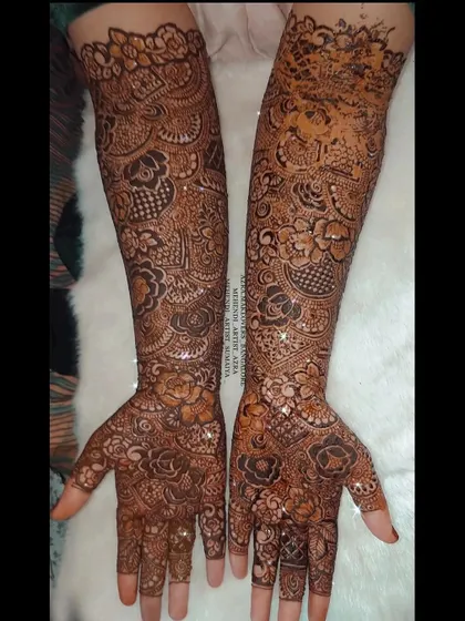 For the bride who wants it all, this heavy bridal mehendi combines multiple design elements for a truly breathtaking result.