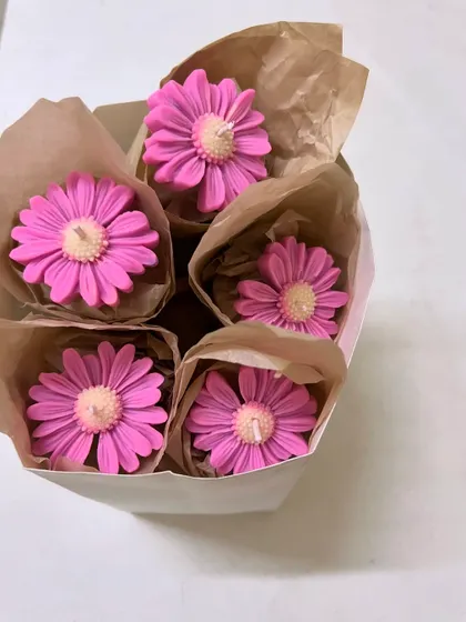 Who doesn’t love flowers? These daisy-shaped candles are perfect for gifting as a bouquet.