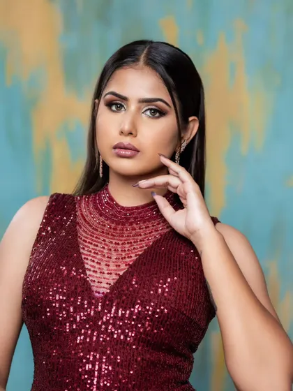 These elegant, long diamond-style tassel earrings add a touch of sophistication and glamour to the high-neckline maroon gown.
