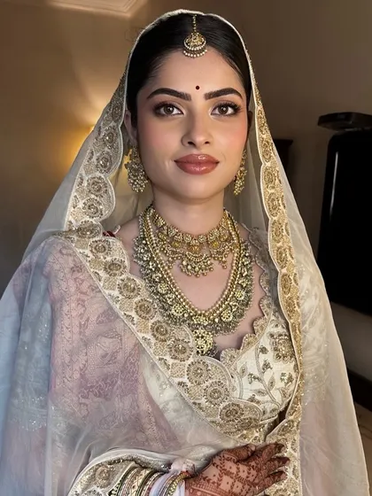 A classic portrait. Sanya's look is all about understated elegance, from her ivory and gold outfit to her soft, luminous makeup.