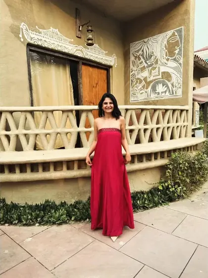 Here is our beautiful red bandhani tube dress, a perfect example of conscious fashion for the festive season. The fluid fabric and minimalistic design bring a touch of modern elegance to a traditional craft.