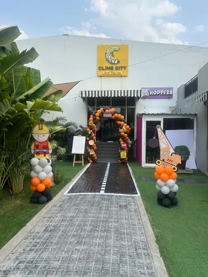 Our team sets up character props and balloon pillars to perfectly match the construction worker theme.