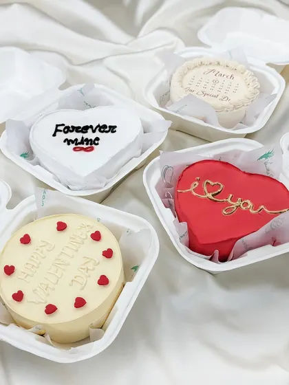 Another angle showing our variety of bento cakes packed and ready to go. Each one sits in its own eco-friendly container, making it a perfect and convenient gift.