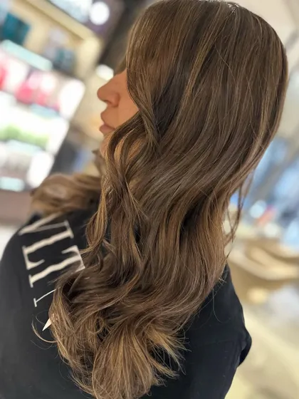This caramel highlight blend is a classic. The back-to-back foils create a dimensional and healthy-looking color that looks great from every angle.