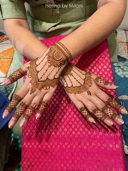 A classic and elegant "haath phool" or jewelry style design. The pattern focuses on the back of the hand and fingers, connected by delicate chains.