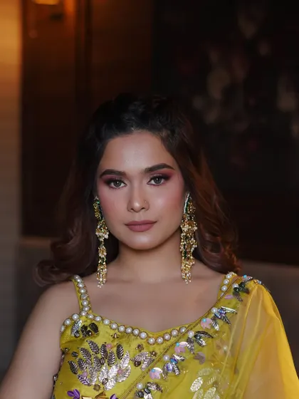 A beautiful example of a Haldi makeup look taught in my professional course. The focus is on warm, glowing skin and bright eyes to create a look that is perfect for daytime celebrations.