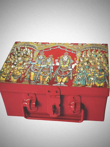 This vibrant depiction of Rama and Sita's wedding makes for a spectacular invitation hamper. These reusable trunks are a cherished keepsake for your guests long after the wedding.