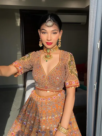 A stunning portrait of this beautiful bride. The clean, classic makeup with a bold red lip is a timeless choice that never goes out of style.