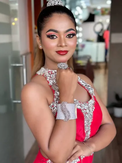 This look, created in Pro Batch 20, is all about confidence and glamour.