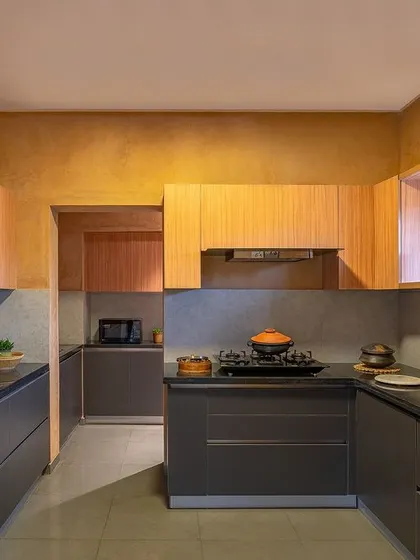 The kitchen in the Earth Villa balances natural and modern aesthetics. I paired light wood upper cabinets with dark grey lower cabinets and a simple grey backsplash, creating a functional and visually harmonious workspace.