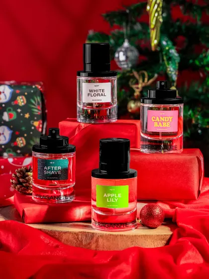 This vibrant Christmas composition for Fraganote uses stacked gifts and rich red tones to create a festive and eye-catching product arrangement.