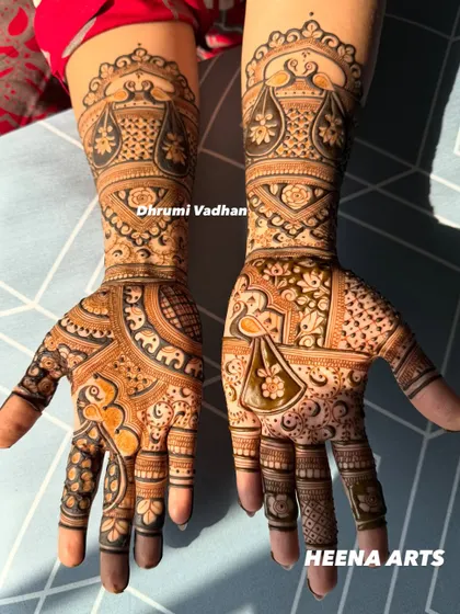 An elegant design for a guest, featuring traditional Indian motifs like the doli (palanquin) and elephants. It’s detailed without being as extensive as a full bridal design.