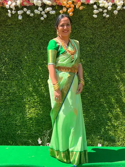 Tejaswini looks spectacular in this gorgeous green saree for Day 2 of Navratri. Green symbolizes growth and harmony, inspiring a festive and fresh look.