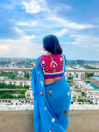 Sometimes an outfit is all about admiring the details. The beautiful monsoon sky, the gorgeous hand-embroidered blouse, and this stunning blue mul saree all came together for a perfect picture.
