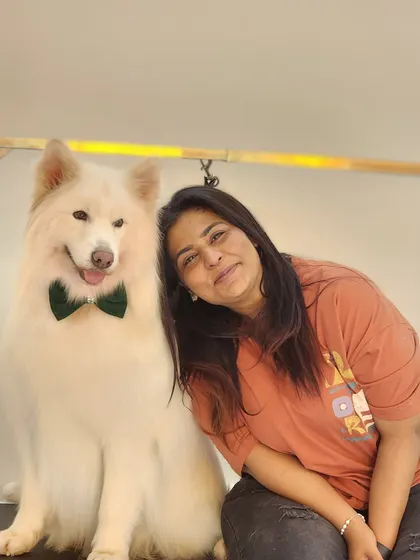Posing with a happy client. This husky is all smiles after his spa day, and so am I.