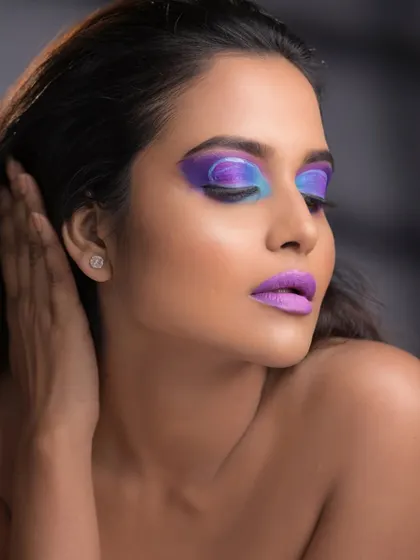 This angle highlights the beautiful gradient effect created with the eyeshadows.