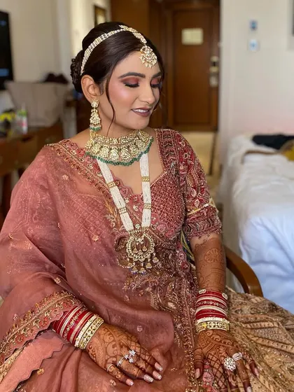 A no-filter, glam look for my lovely bride Simran. Her classic attire is paired with a modern, subdued makeup look featuring a soft smokey eye and a flawless base.
