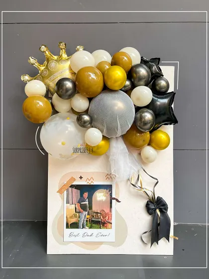 A stylish balloon card for Father's Day, featuring a cool-toned balloon arrangement, a crown, and a polaroid-style photo for a personal touch.