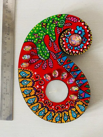 A hand-painted paisley-shaped candle holder, one of the last few pieces from my festive collection. The vibrant red and green design is perfect for adding a pop of color.