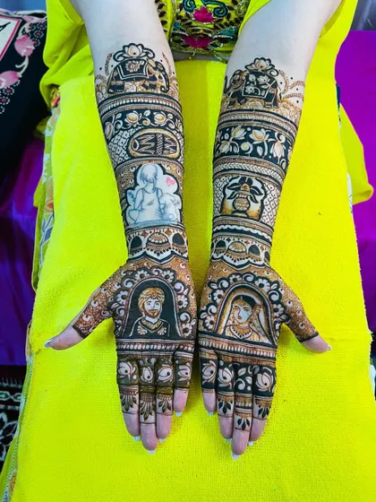 This design tells a complete story, from the couple's portraits to the inclusion of a Buddha figure for peace and blessings. We also added traditional elephant motifs and a kalash for good fortune.
