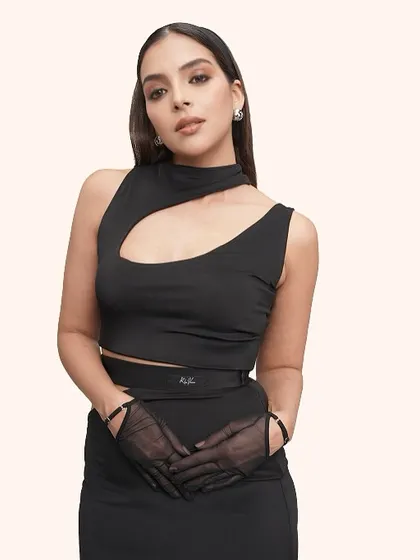 This pose highlights the model's features, framed by the elegant makeup. The look is all about quiet confidence.