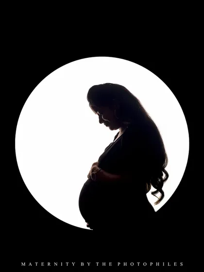 Sometimes, the most powerful stories are told in silhouette. Our studio sessions focus on form and emotion, using artistic lighting to create these simple yet profound portraits that celebrate the beautiful shape of motherhood.