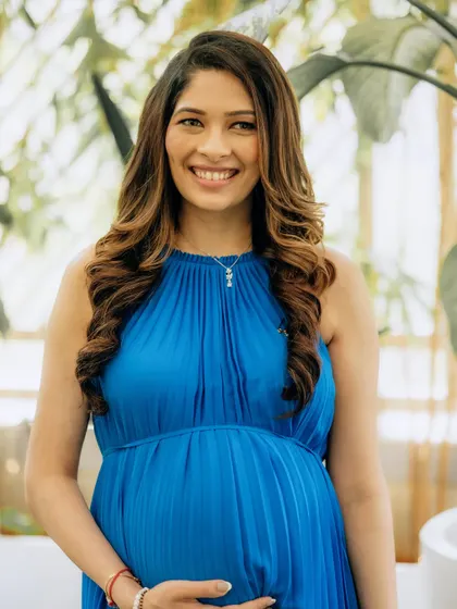 A closer look at the baby shower makeup. You can see the subtle contouring and the soft pink lip that brings the whole look together, keeping it elegant and modern while highlighting her best features.