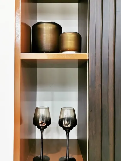 A detail of a display niche in Villa 9/21B, featuring fluted wood paneling and carefully selected decorative objects. We believe that even the smallest corners should be thoughtfully designed to contribute to the overall ambiance.