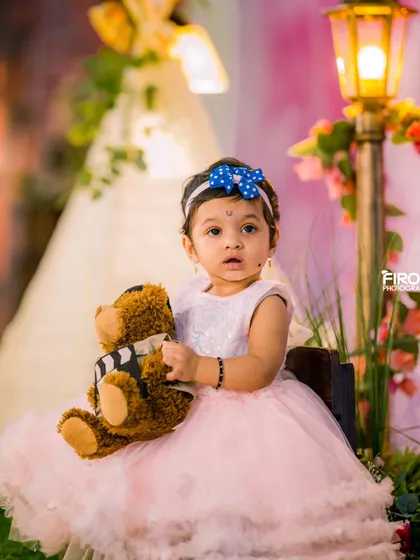 This gallery displays the versatility of our garden and teepee sets. From lush green turf and floral backgrounds to cozy lace teepees and wicker chairs, you can create the perfect indoor "outdoor" shoot.