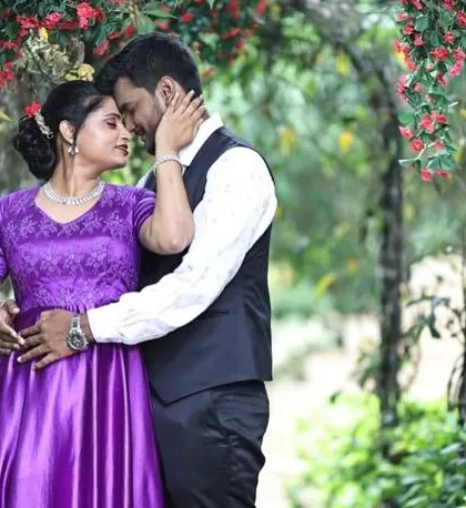 A classic romantic pose. Our purple flying gown is a versatile choice for pre-wedding shoots in any beautiful location.